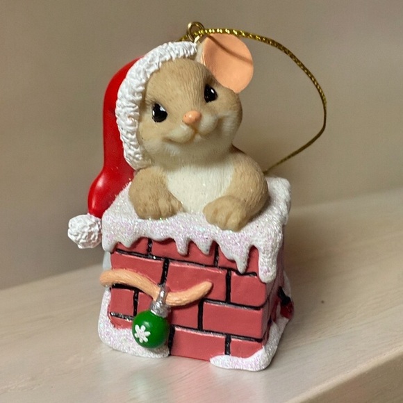 CHRISTMAS MOUSE IN CHIMNEY CHARMING TAILS ORNAMENT - Picture 4 of 11